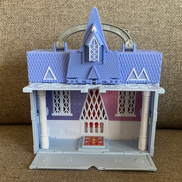 Disney Frozen 2 Pop Up Adventures Castle Playset with Furniture - Picture 7 of 11